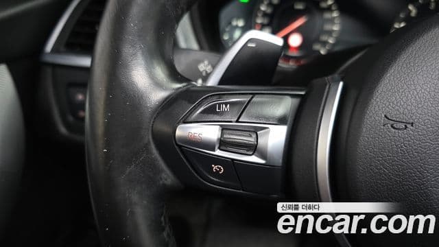 BMW 3 Series 2018 — Şəkil 26/32