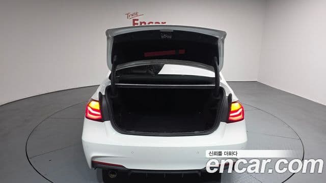 BMW 3 Series 2018 — Şəkil 25/32