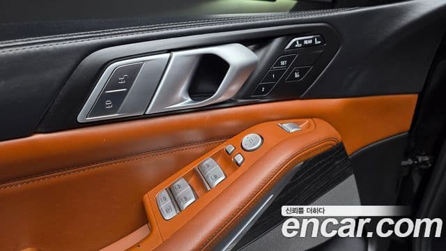 BMW X7 2019 — Photo 18/36