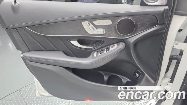 Mercedes-Benz GLC-Class 2023 — Photo 8/30