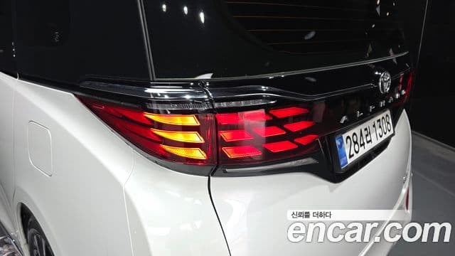 Toyota Alphard 2025 — Photo 6/43