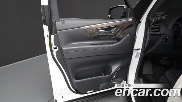 Toyota Alphard 2025 — Photo 41/43