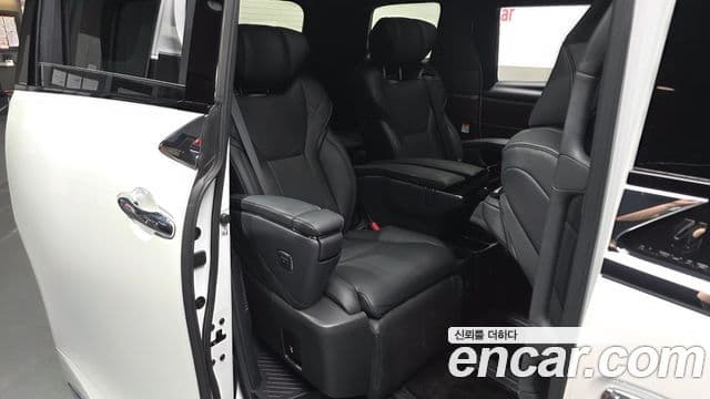 Toyota Alphard 2025 — Photo 43/43