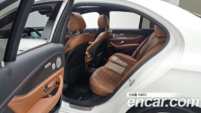Mercedes-Benz E-Class 2018 — ფოტო 19/20