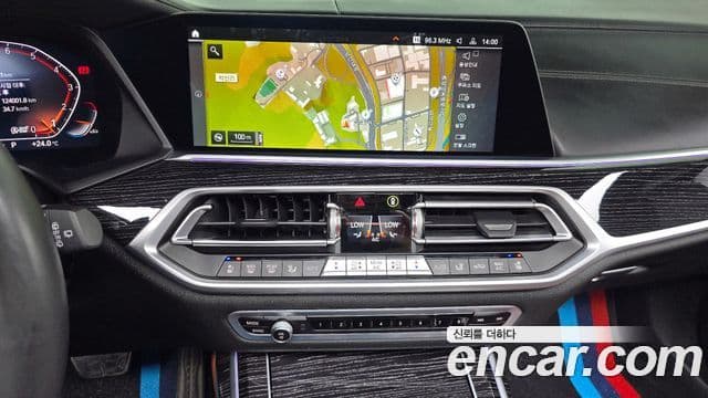 BMW X7 2021 — ფოტო 16/20