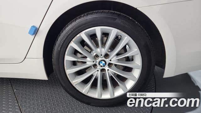 BMW 5 Series 2018 — Photo 9/34