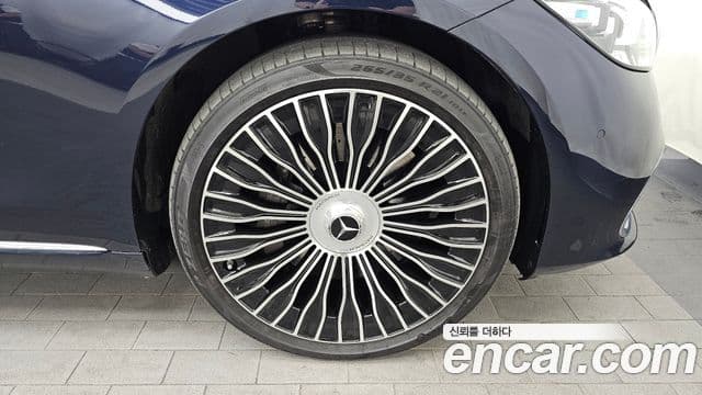 Mercedes-Benz S-Class 2022 — Photo 8/34