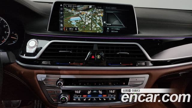 BMW 7 Series 2018 — фото 11 из 20