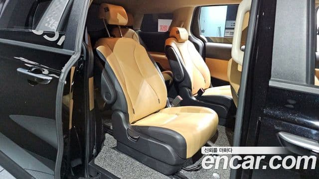 Kia Carnival 2021 — фото 11 из 20
