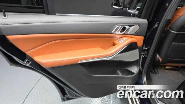 BMW X7 2021 — ფოტო 28/31