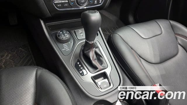 Jeep Cherokee 2021 — ფოტო 8/20