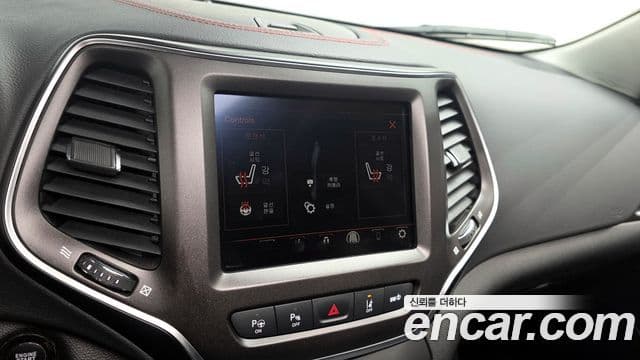 Jeep Cherokee 2021 — ფოტო 15/20