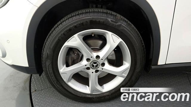 Mercedes-Benz GLA-Class 2019 — Şəkil 16/20