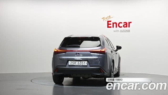 Lexus UX250h 2019 — фото 4 из 20