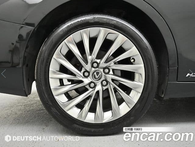 Lexus ES300h 2019 — ფოტო 15/20