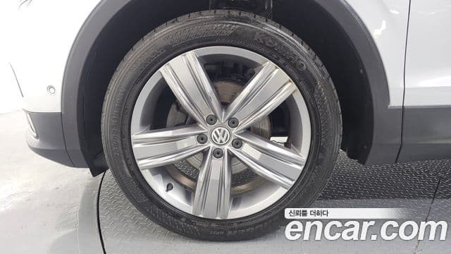 Volkswagen Tiguan 2018 — ფოტო 5/20