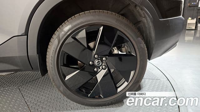 Volvo XC40 2024 — Şəkil 30/34