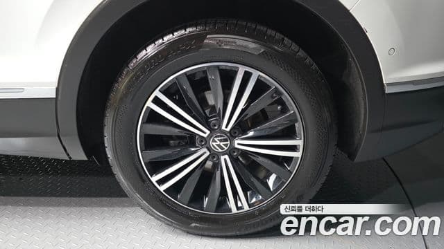 Volkswagen Tiguan 2021 — ფოტო 5/20
