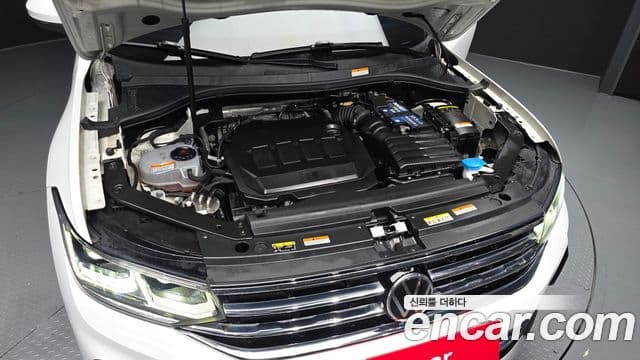 Volkswagen Tiguan 2021 — ფოტო 6/20