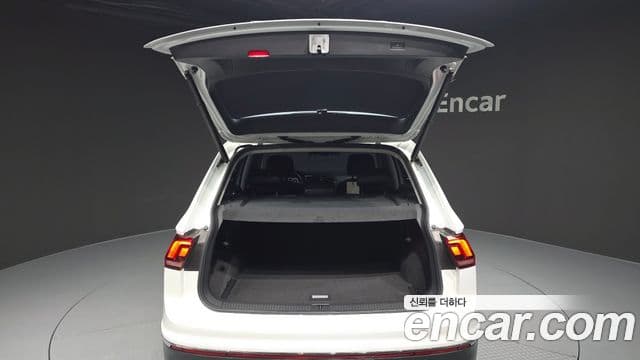 Volkswagen Tiguan 2021 — ფოტო 20/20
