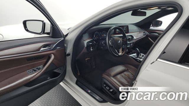 BMW 5 Series 2018 — ფოტო 10/20