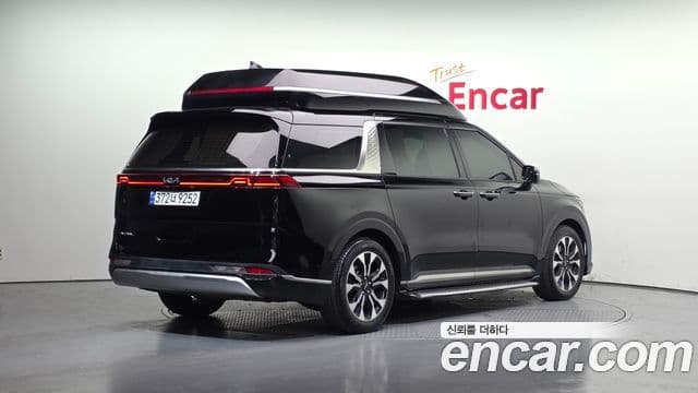 Kia Carnival 2023 — ფოტო 2/20
