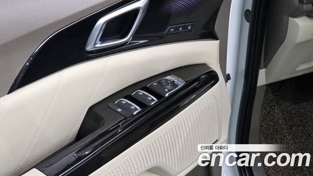 Kia Carnival 2021 — ფოტო 16/20