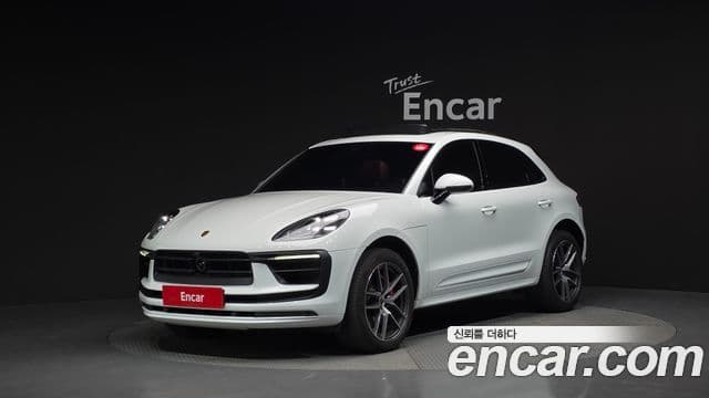 Porsche Macan 2023 — Фото 1/20