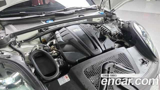 Porsche Macan 2023 — Photo 30/32