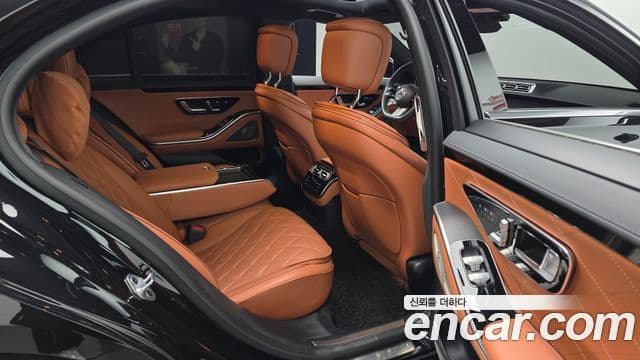 Mercedes-Benz S-Class 2023 — Photo 10/33
