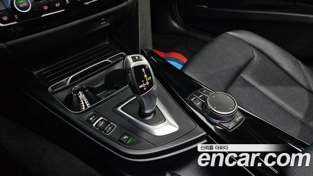 BMW 3 Series 2018 — Şəkil 22/32