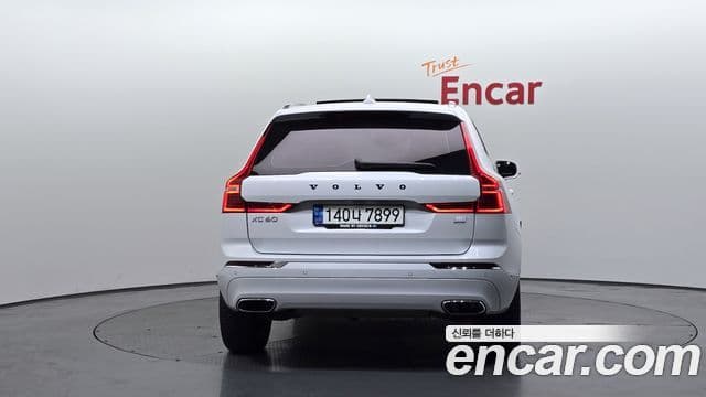 Volvo XC60 2021 — ფოტო 4/20