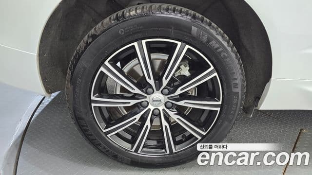 Volvo XC60 2021 — ფოტო 5/20