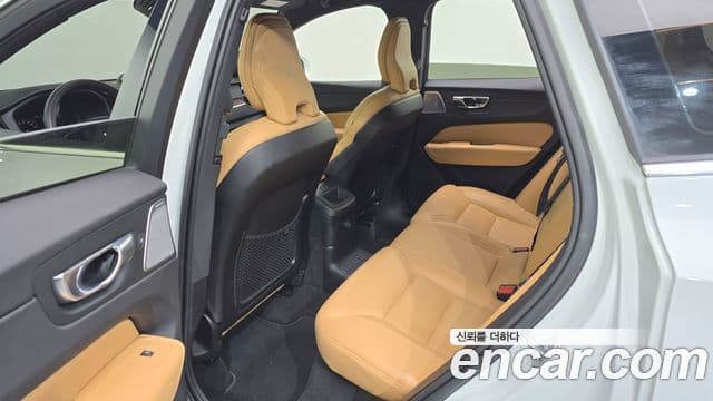 Volvo XC60 2021 — ფოტო 11/20