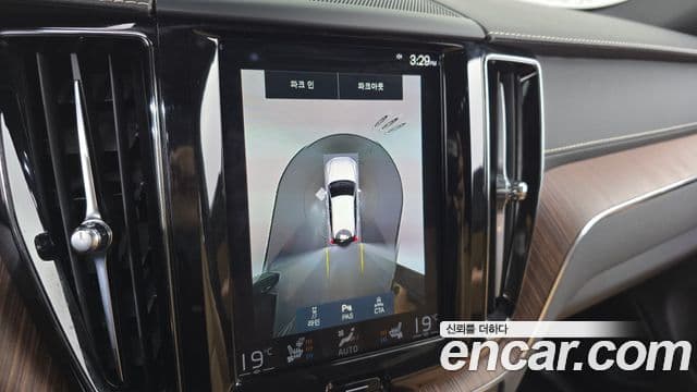 Volvo XC60 2021 — ფოტო 14/20