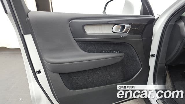 Volvo XC40 2020 — Photo 27/30