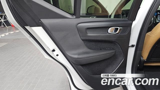 Volvo XC40 2020 — Photo 6/30
