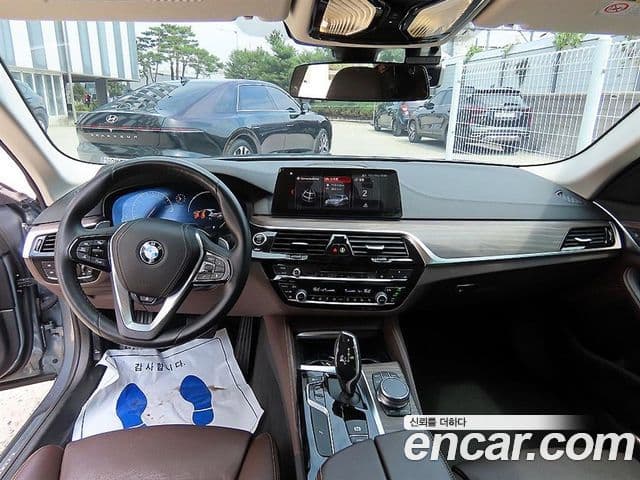 BMW 5 Series 2019 — фото 10 из 20