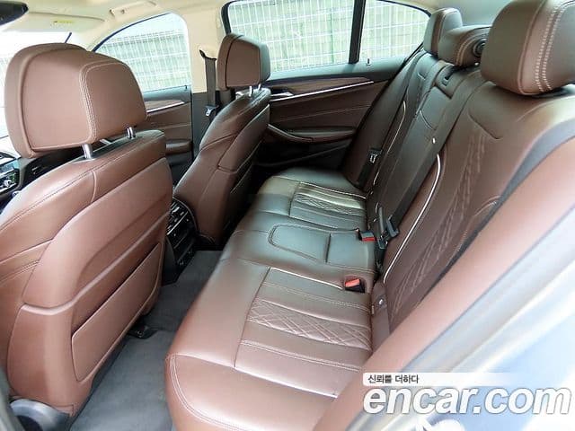 BMW 5 Series 2019 — фото 11 из 20