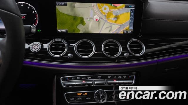 Mercedes-Benz E-Class 2020 — ფოტო 14/20