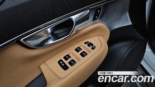 Volvo XC90 2022 — Photo 18/35