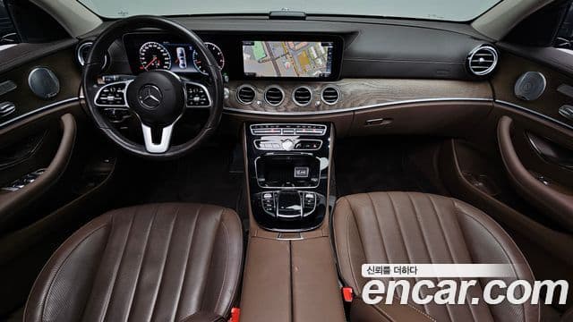Mercedes-Benz E-Class 2019 — ფოტო 7/20