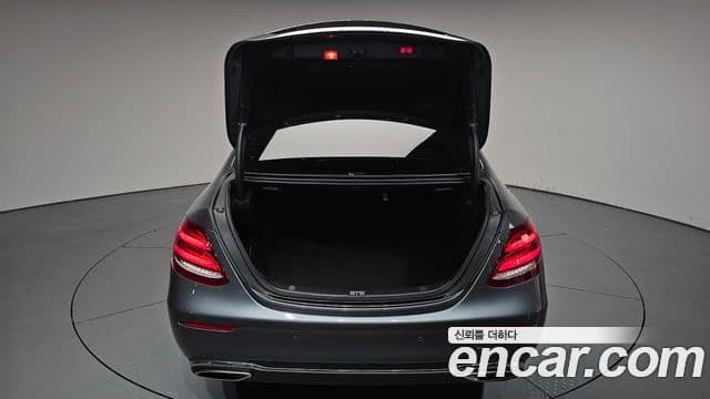 Mercedes-Benz E-Class 2019 — ფოტო 20/20