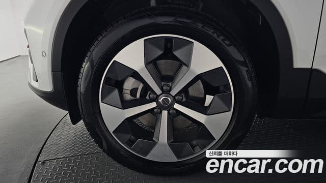 Volvo XC40 2024 — ფოტო 5/20