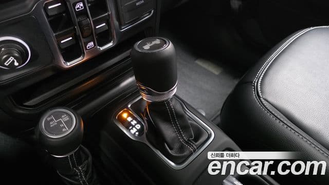 Jeep Wrangler 2022 — Şəkil 9/20