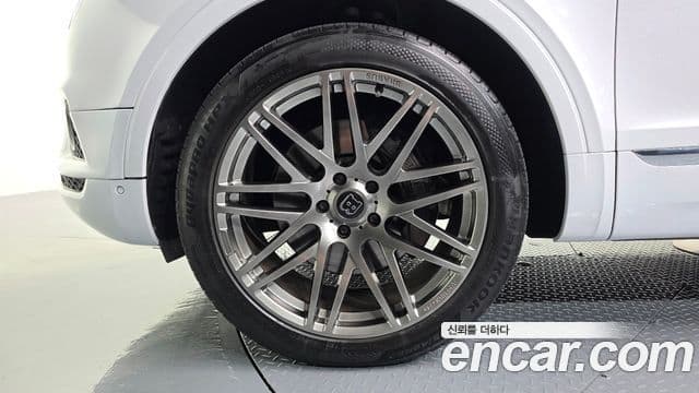 Bentley Bentayga 2018 — Photo 15/20