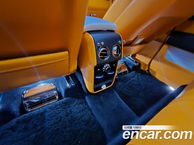 Rolls-Royce Cullinan 2023 — ფოტო 13/20