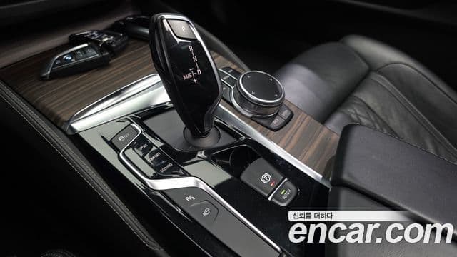 BMW 5 Series 2018 — ფოტო 8/20