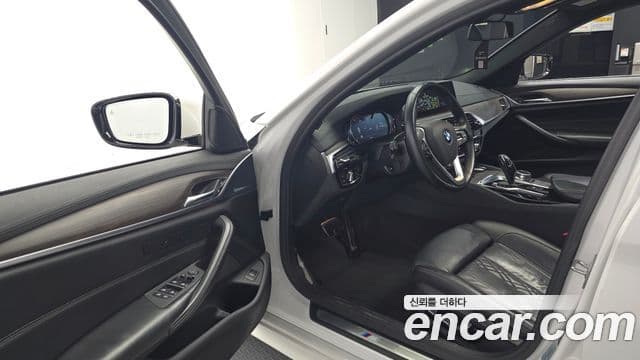 BMW 5 Series 2018 — ფოტო 17/20