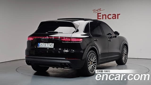 Porsche Cayenne 2023 — ფოტო 2/20